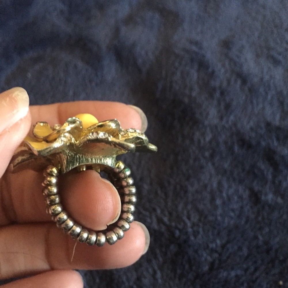 Flower ring - Picture 2 of 2